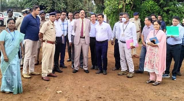 <div class="paragraphs"><p>ಬೆಳಗಾವಿ ತಾಲ್ಲೂಕಿನ ನಾವಗೆ ಗ್ರಾಮದ ಸ್ನೇಹಂ ಕಾರ್ಖಾನೆಯಲ್ಲಿ ಈಚೆಗೆ ಸಂಭವಿಸಿದ ಅಗ್ನದುರಂತದ ಬಗ್ಗೆ ರಾಜ್ಯ ಮಾನವ ಹಕ್ಕುಗಳ ಆಯೋಗದ ಸದಸ್ಯ ಎಸ್.ಕೆ.ವಂಟಿಗೋಡಿ ಅವರು ಸೋಮವಾರ ಪರಿಶೀಲಿಸಿದರು.</p></div>